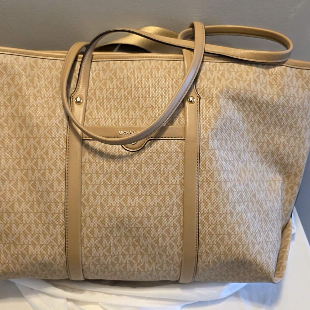 EXCELLENT CONDITION Michael Kors Beige Travel Tote Bag